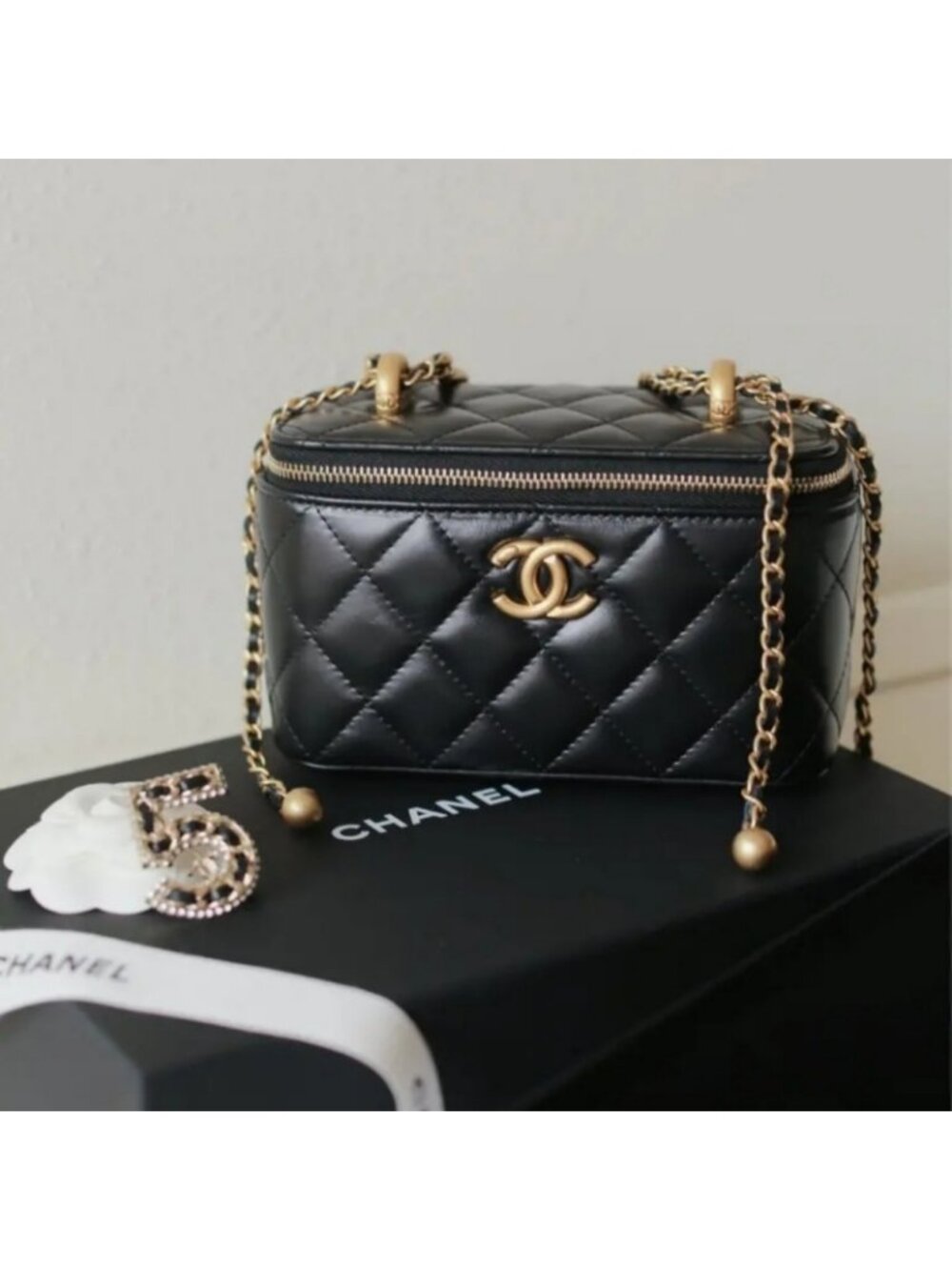 βΌοΈChanel small black quilted lambskin chain cosmetic bagβΌοΈ